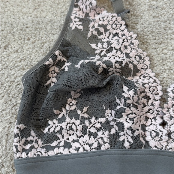 Wacoal Embrace Lace Wire Free Bralette Grey/White Sz38 (XL) - Picture 2 of 8